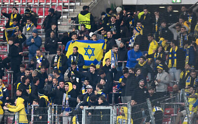 Maccabi Tel Aviv's fans cheer their team as it arrives to inspect the pitch prior to the UEFA Europa League football match between VfB Stuttgart and Maccabi Tel Aviv in Stuttgart, southern Germany, on December 11, 2025. (Thomas Kienzle/AFP)