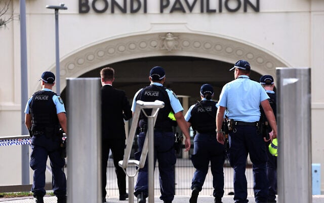 Police inspect at the scene of a shooting at Bondi Beach in Sydney on December 15, 2025. (DAVID GRAY / AFP) Police inspect at the scene of a shooting at Bondi Beach in Sydney on December 15, 2025. (DAVID GRAY / AFP)