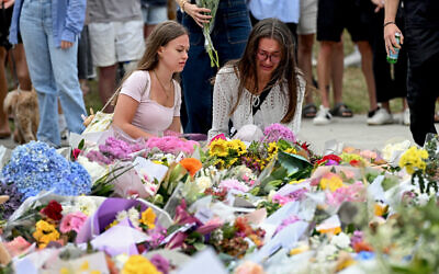 Mourners pay a floral tribute to Bondi Beach terror attack victims at the Bondi Pavilion in Sydney on December 15, 2025. (Saeed KHAN / AFP)
