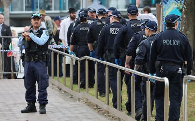 Police search for evidence around the area where the Bondi Beach shooting took place in Sydney, Australia, on December 16, 2025. (DAVID GRAY / AFP) Police search for evidence around the area where the Bondi Beach shooting took place in Sydney, Australia, on December 16, 2025. (DAVID GRAY / AFP)