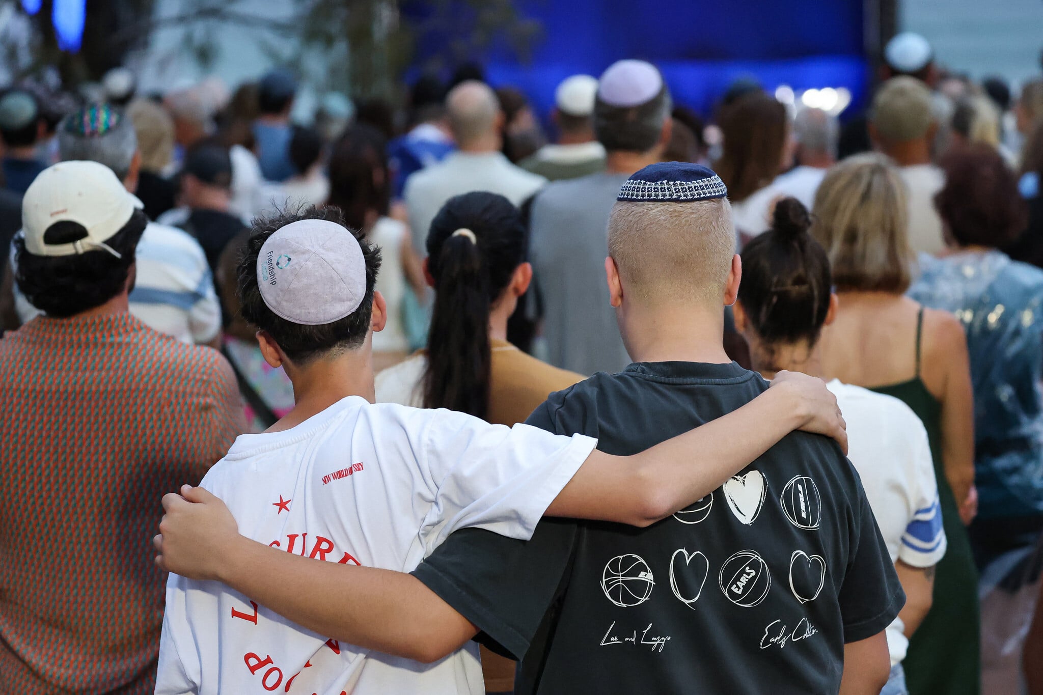 10,000-strong crowd gathers on Bondi Beach to mark week since Hanukkah terror attack