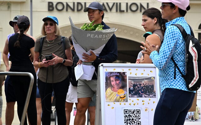 Mourners visit the site of the memorial after the clean up of floral tributes outside the Bondi Pavilion following seven days of mournin gafter the Bondi Beach deadly terror attack targeting a Jewish event in Sydney, December 22, 2025. (Saeed KHAN / AFP) Mourners visit the site of the memorial after the clean up of floral tributes outside the Bondi Pavilion following seven days of mournin gafter the Bondi Beach deadly terror attack targeting a Jewish event in Sydney, December 22, 2025. (Saeed KHAN / AFP)