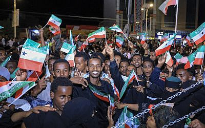Residents wave Somaliland flags as they gather to celebrate Israel’s announcement recognizing Somaliland’s statehood in downtown Hargeisa, December 26, 2025. (FARHAN ALELI / AFP) Residents wave Somaliland flags as they gather to celebrate Israel’s announcement recognizing Somaliland’s statehood in downtown Hargeisa, December 26, 2025. (FARHAN ALELI / AFP)