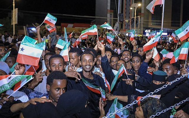 Residents wave Somaliland flags as they gather to celebrate Israel’s announcement recognizing Somaliland’s statehood in downtown Hargeisa, December 26, 2025. (FARHAN ALELI / AFP)