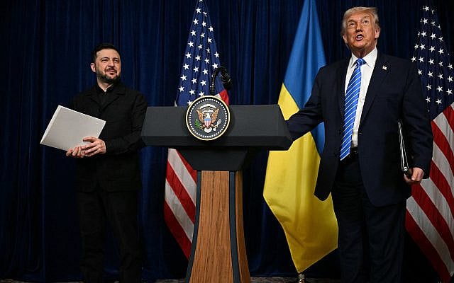 Ukranian President Volodymyr Zelensky and US President Donald Trump arrive at a press conference following talks at Trump's Mar-a-Lago residence in Palm Beach, Florida, on December 28, 2025. (Jim WATSON / AFP) Ukranian President Volodymyr Zelensky and US President Donald Trump arrive at a press conference following talks at Trump's Mar-a-Lago residence in Palm Beach, Florida, on December 28, 2025. (Jim WATSON / AFP)