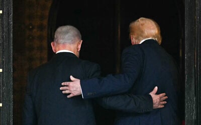 US President Donald Trump (R) and Prime Minister Benjamin Netanyahu walk inside Trump's Mar-a-Lago residence in Palm Beach, Florida, on December 29, 2025. (Jim WATSON / AFP)