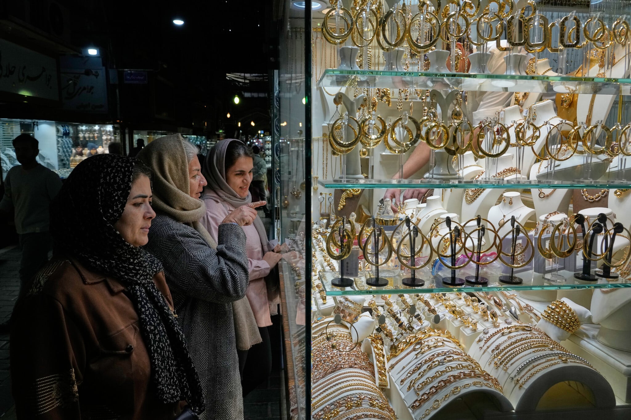 As sanctions tighten, Iranians turn to gold as hedge against falling  currency | The Times of Israel