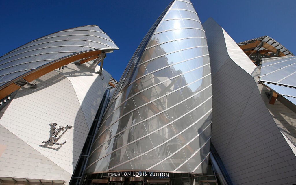 The Louis Vuitton Foundation building designed by American architect Frank Gehry is pictured before the presentation of Louis Vuitton's Spring/Summer 2015 ready-to-wear fashion collection in Paris, October 1, 2014.  (AP Photo/Francois Mori)
