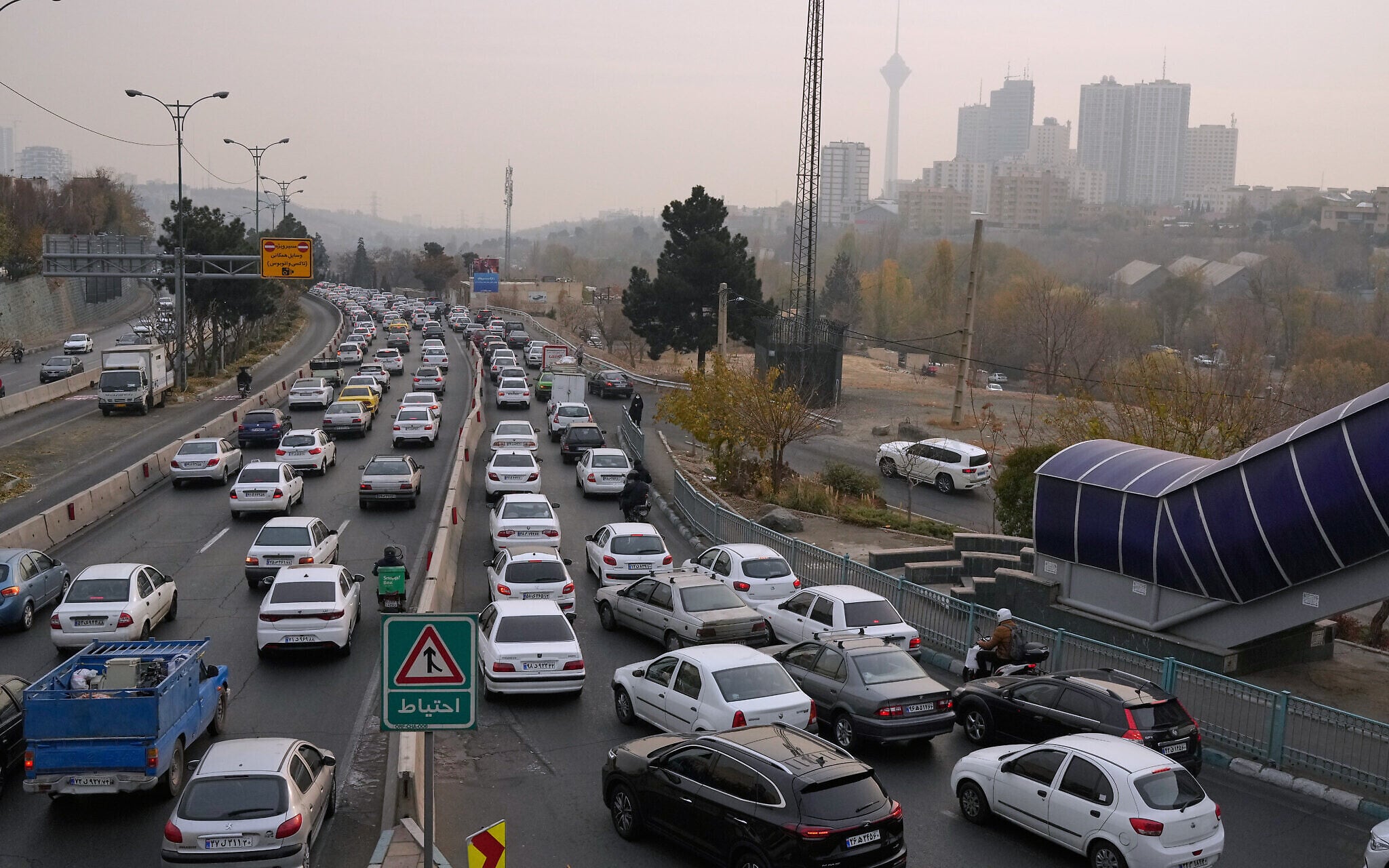 خودروهایی در ترافیک عصرگاهی تهران، ایران، ۷ دسامبر ۲۰۲۵.