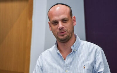Eli Feldstein, one of the suspects in the Qatargate investigation, arrives for a court hearing at the Tel Aviv District Court on July 15, 2025. (Avshalom Sassoni/Flash90)