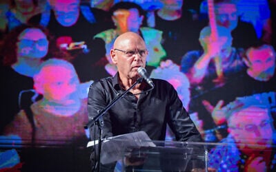 Maj. Gen. (Res.) Noam Tibon speaks during a rally for the release of hostages held in the Gaza Strip at Habima Square in Tel Aviv, July 24, 2025. (Avshalom Sassoni/Flash90)