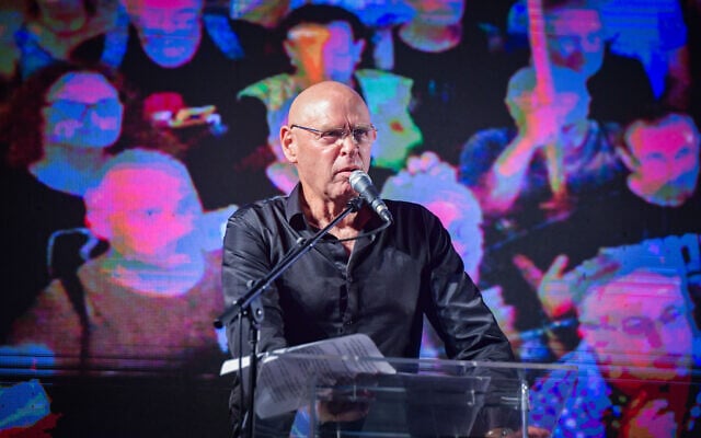 Maj. Gen. (Res.) Noam Tibon speaks during a rally for the release of hostages held in the Gaza Strip at Habima Square in Tel Aviv, July 24, 2025. (Avshalom Sassoni/Flash90)