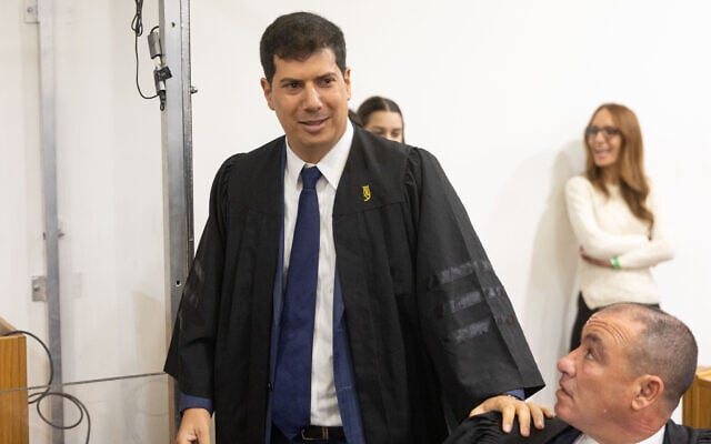 Prime Minister Benjamin Netanyahu's attorney, Amit Hadad, arrives at the Tel Aviv District Court, on December 1, 2025. (Chaim Goldberg/Flash90)