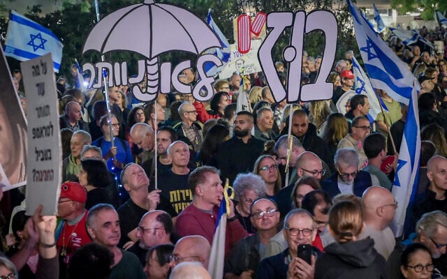 Anti-government protesters demand the establishment of a state commission of inquiry into the October 7 massacre, at Habima Square in Tel Aviv, December 6, 2025. (Avshalom Sassoni/Flash90)