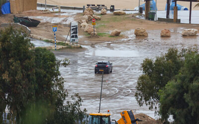 A car drives through heavy winds and rain at the beach in Ashdod, southern Israel, December 10, 2025. (Flash90)