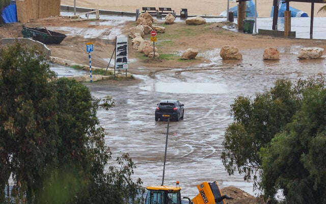 A car drives through heavy winds and rain at the beach in Ashdod, southern Israel, December 10, 2025. (Flash90)