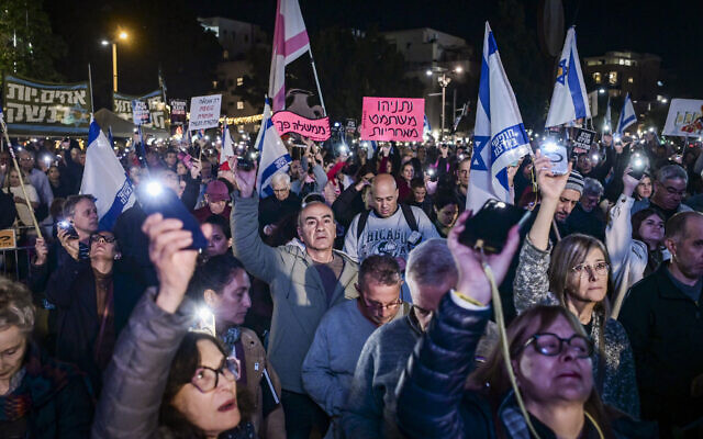 Anti-government protesters rally at Habima Square, Tel Aviv, on December 13, 2025. (Avshalom Sassoni/Flash90) Anti-government protesters rally at Habima Square, Tel Aviv, on December 13, 2025. (Avshalom Sassoni/Flash90)