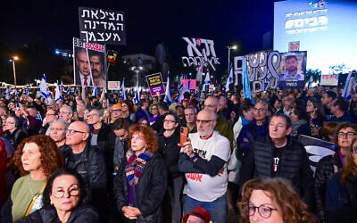 People attend a protest against Prime Minister Benjamin Netanyahu and his government at Habima Square in Tel Aviv, on December 20, 2025. (Avshalom Sassoni/Flash90)