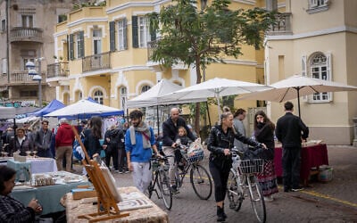 People on a street in Tel Aviv, December 30, 2025. (Miriam Alster/FLASH90)