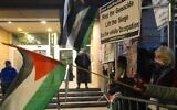 Anti-Israel protesters stand outside Park East Synagogue in Manhattan, New York, during an Israeli immigration event hosted by Nefesh B'Nefesh, November 19, 2025. (Selçuk Acar/Anadolu via Getty Images)