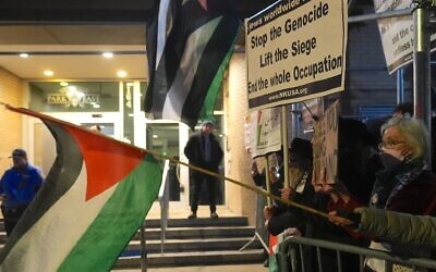 Anti-Israel protesters stand outside Park East Synagogue in Manhattan, New York, during an Israeli immigration event hosted by Nefesh B'Nefesh, November 19, 2025. (Selçuk Acar/Anadolu via Getty Images)