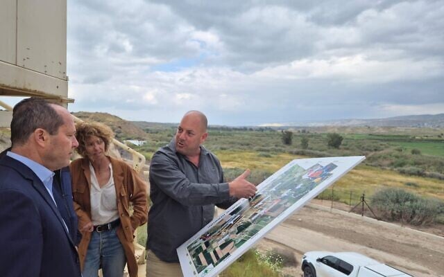 Emek HaMaayanot regional council head Itamar Matiash discusses the Jordan Gateway project with Economy Minister Nir Barkat, March 2025. (Emek HaMaayanot regional council spokesperson's office)