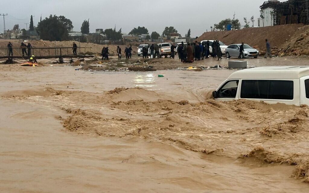 Rescuers attempting to reach a van trapped by floodwaters in southern Israel on December 28, 2025. (Courtesy; used in accordance with Clause 27a of the Copyright Law)