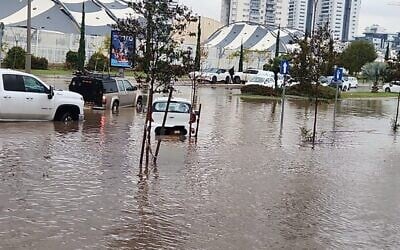 Cars in a flooded street in Yavne, December 11, 2025 (National Fire and Rescue Authority)
