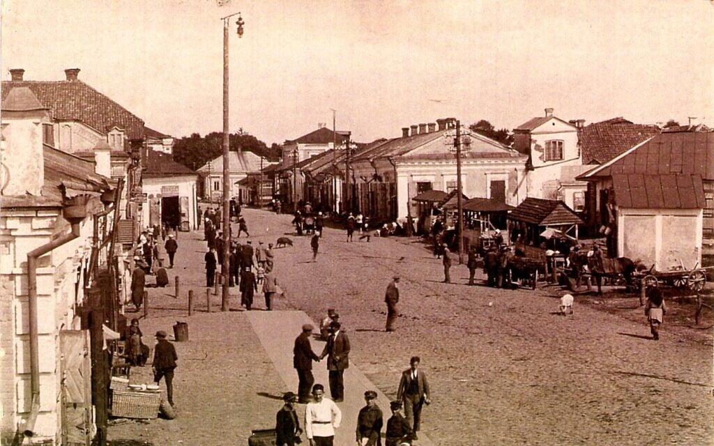 Kościuszko Street, the main thoroughfare in Korets, in 1927.
(From the collection of Maria Markowska (Muszyńska) in the Cyfrowe Archiwum Dzierżoniowa
managed by the Fundacja Forum Dialogu Między Kulturami)