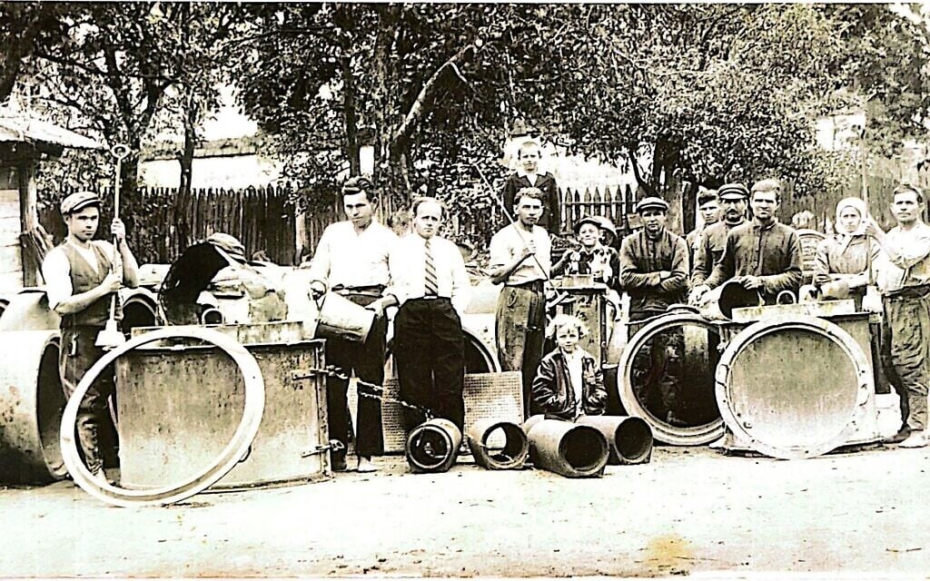 Moshe Gildenman (center, wearing a tie) at his cement plant with his employees and children,
early 1930s. (Courtesy of Yousef (Seffi) Hanegbi)