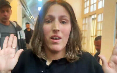 Chani Katz, whose 6-month-old son Ari was found dead in an unlicensed Jerusalem daycare, gestures as she speaks to the press at the Jerusalem District Court on January 22, 2026. (Screen capture: Channel 12)