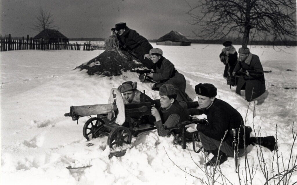 A group of Soviet partisans setting up an ambush. (Photographed by Yakov Davidson. Ghetto Fighters’ House Museum, Israel/Photo Archive)