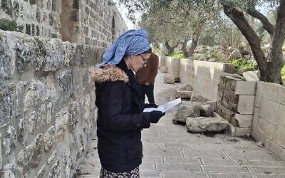 A woman recites prayers from a flyer distributed by the Temple Mount Yeshiva after police allowed Jewish worshipers to bring the liturgical material up to the Temple Mount in Jerusalem's Old City on January 21, 2026. (Courtesy/Beyadenu) A woman recites prayers from a flyer distributed by the Temple Mount Yeshiva after police allowed Jewish worshipers to bring the liturgical material up to the Temple Mount in Jerusalem's Old City on January 21, 2026. (Courtesy/Beyadenu)