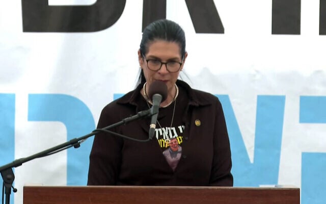 Talik Gvili speaks at the funeral of her son, Ran Gvili, in Meitar, on January 28, 2026. (Screenshot/Israel Police/GPO)
