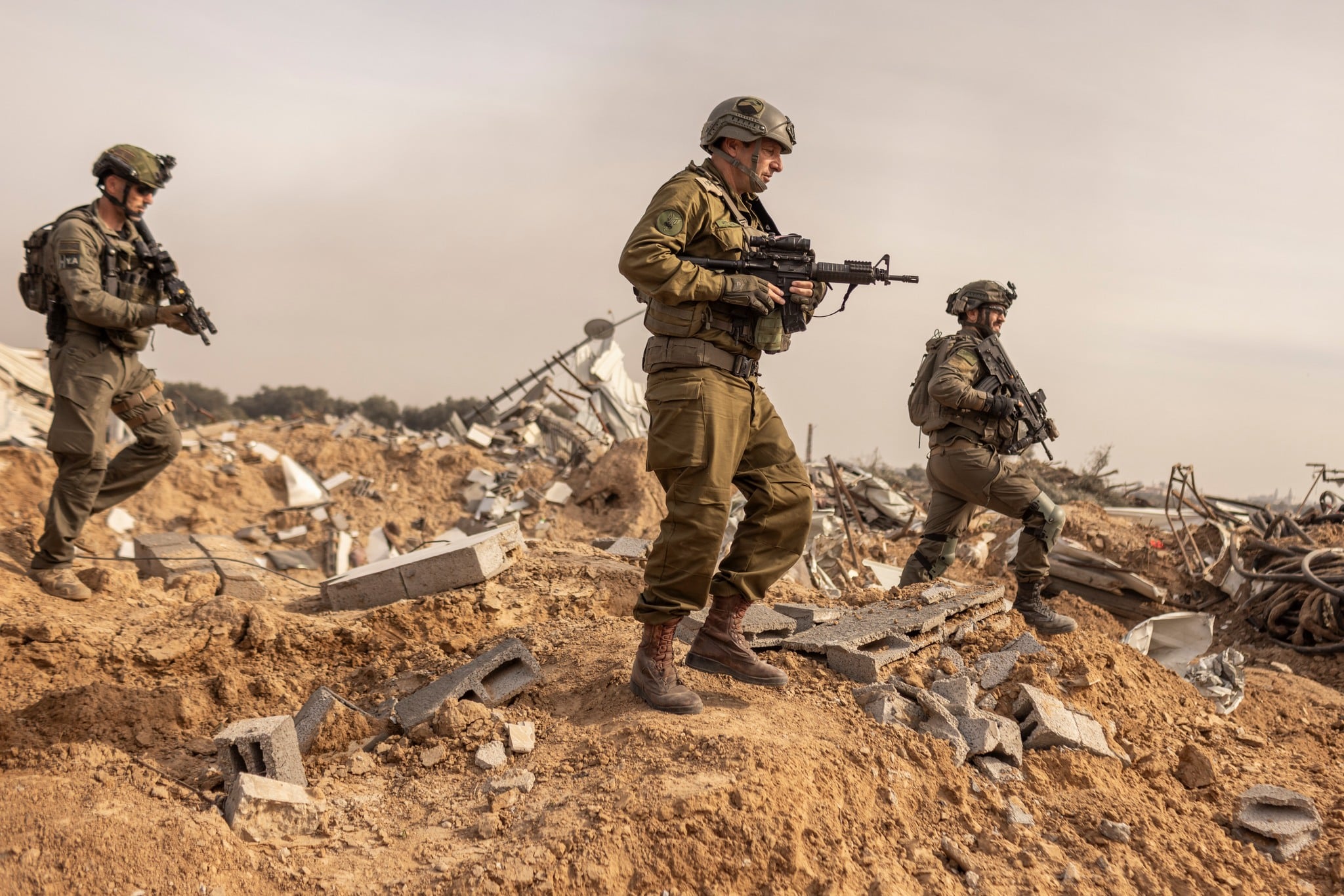 Israeli soldiers operating during an escorted tour by the military for international journalists in the central Gaza Strip on Monday January 8, 2024. (Avishag Shaar-Yashuv for the New York Times) Israeli soldiers operating during an escorted tour by the military for international journalists in the central Gaza Strip on Monday January 8, 2024. (Avishag Shaar-Yashuv for the New York Times)