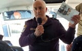 Itamar Alus, a police officer who fought terrorists in Ofakim on October 7, 2023, speaking to tourists. (YouTube screenshot used in accordance with Article 27a of the Copyright Law)