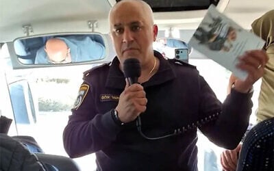 Itamar Alus, a police officer who fought terrorists in Ofakim on October 7, 2023, speaking to tourists. (YouTube screenshot used in accordance with Article 27a of the Copyright Law) Itamar Alus, a police officer who fought terrorists in Ofakim on October 7, 2023, speaking to tourists. (YouTube screenshot used in accordance with Article 27a of the Copyright Law)