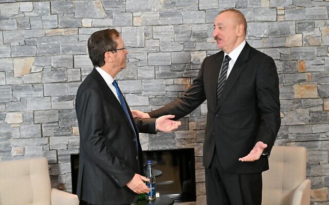President Isaac Herzog (left) meets with Azerbaijani President Ilham Aliyev at the World Economic Forum in Davos, Switzerland, on January 21, 2026. (Kobi Gideon/GPO)