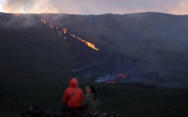 A person looks at the eruption of the Piton de la Fournaise volcano on La Reunion island, July 3, 2023. (Richard BOUHET / AFP) A person looks at the eruption of the Piton de la Fournaise volcano on La Reunion island, July 3, 2023. (Richard BOUHET / AFP)