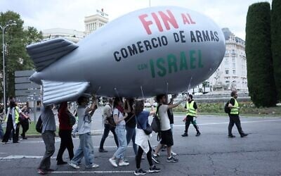 Demonstrators hold a balloon reading 'Stop the weapons trade with Israel' during an anti-Israel rally in solidarity with Palestinian and Lebanese people ahead of the one-year anniversary of the war between Israel and Hamas, in central Madrid on October 5, 2024 (Thomas COEX / AFP) Demonstrators hold a balloon reading 'Stop the weapons trade with Israel' during an anti-Israel rally in solidarity with Palestinian and Lebanese people ahead of the one-year anniversary of the war between Israel and Hamas, in central Madrid on October 5, 2024 (Thomas COEX / AFP)