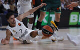 Real Madrid's Facundo Campazzo falls on the court during the Euroleague basketball match between Real Madrid Baloncesto and Panathinaikos Aktor Athens at Movistar Arena in Madrid on November 13, 2025. (Oscar DEL POZO / AFP)