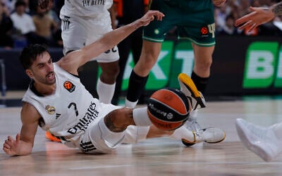 Real Madrid's Facundo Campazzo falls on the court during the Euroleague basketball match between Real Madrid Baloncesto and Panathinaikos Aktor Athens at Movistar Arena in Madrid on November 13, 2025. (Oscar DEL POZO / AFP)