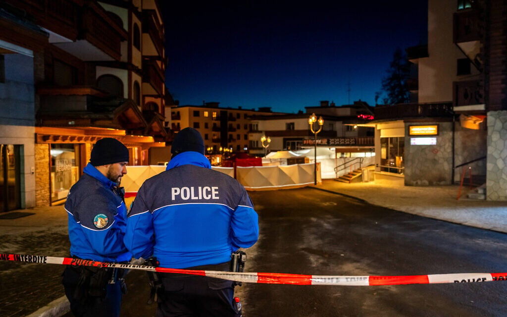 Police control access to the street where a fire ripped through a crowded bar during New Year's Eve celebrations in the Alpine ski resort town of Crans-Montana, Switzerland, on January 1, 2026. (MAXIME SCHMID / AFP)