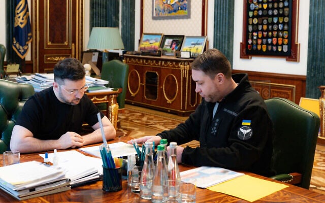 This handout photograph taken and released by the Ukrainian Presidential Press Service on January 2, 2026 shows Chief of the Military Intelligence of Ukraine Kyrylo Budanov (R) meeting with Ukraine's President Volodymyr Zelensky in Kyiv (Handout / UKRAINIAN PRESIDENTIAL PRESS SERVICE / AFP) This handout photograph taken and released by the Ukrainian Presidential Press Service on January 2, 2026 shows Chief of the Military Intelligence of Ukraine Kyrylo Budanov (R) meeting with Ukraine's President Volodymyr Zelensky in Kyiv (Handout / UKRAINIAN PRESIDENTIAL PRESS SERVICE / AFP)