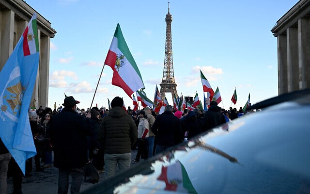 Protesters wave the national flag of Iran as they gather for a demonstration against the Iranian regime's crackdown on protests, in central Paris, on January 4, 2026. (Blanca CRUZ / AFP) Protesters wave the national flag of Iran as they gather for a demonstration against the Iranian regime's crackdown on protests, in central Paris, on January 4, 2026. (Blanca CRUZ / AFP)