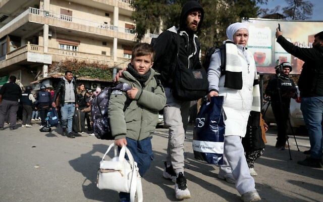 Residents flee from the predominantly Kurdish neighborhoods of Sheikh Maqsud and Achrafieh in the city of Aleppo, northern Syria, on January 8, 2026, amid intense clashes between government forces and the Kurdish Syrian Democratic Forces (SDF). (OMAR HAJ KADOUR / AFP) Residents flee from the predominantly Kurdish neighborhoods of Sheikh Maqsud and Achrafieh in the city of Aleppo, northern Syria, on January 8, 2026, amid intense clashes between government forces and the Kurdish Syrian Democratic Forces (SDF). (OMAR HAJ KADOUR / AFP)
