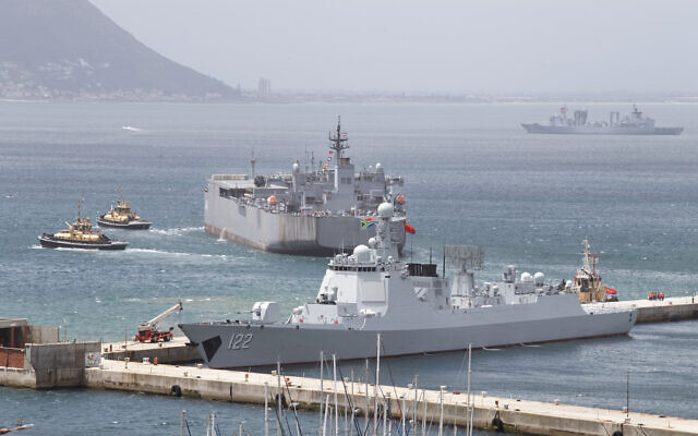 A general view of (L-R) the Chinese guided-missile destroyer Tangshan (Hull 122), the Iranian navy ship, the IRIS Makran 441, Chinese comprehensive supply ship Taihu (Hull 889) in the Simon's Town harbour, near Cape Town, on January 8, 2026. (RODGER BOSCH / AFP) A general view of (L-R) the Chinese guided-missile destroyer Tangshan (Hull 122), the Iranian navy ship, the IRIS Makran 441, Chinese comprehensive supply ship Taihu (Hull 889) in the Simon's Town harbour, near Cape Town, on January 8, 2026. (RODGER BOSCH / AFP)