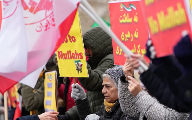 Protesters gather with placards outside the gates of Downing Street to attend a London Rally in Solidarity with Iran's Uprising, organized by The Association of Anglo-Iranian Women in the UK and The National Council of Resistance of Iran, in central London on January 11, 2026. (CARLOS JASSO / AFP) Protesters gather with placards outside the gates of Downing Street to attend a London Rally in Solidarity with Iran's Uprising, organized by The Association of Anglo-Iranian Women in the UK and The National Council of Resistance of Iran, in central London on January 11, 2026. (CARLOS JASSO / AFP)