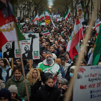 Protesters march along a street during a demonstration to support mass protests in Iran against the regime there, in Paris on January 11, 2026. (Kiran RIDLEY / AFP)