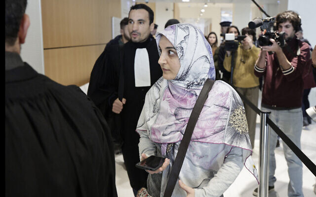 Iranian national Mahdieh Esfandiari (C) arrives with her lawyer Nabil Boudi (L) for her trial on charges of promoting terrorism on social media at Paris courthouse on January 13, 2026. (STEPHANE DE SAKUTIN / AFP)